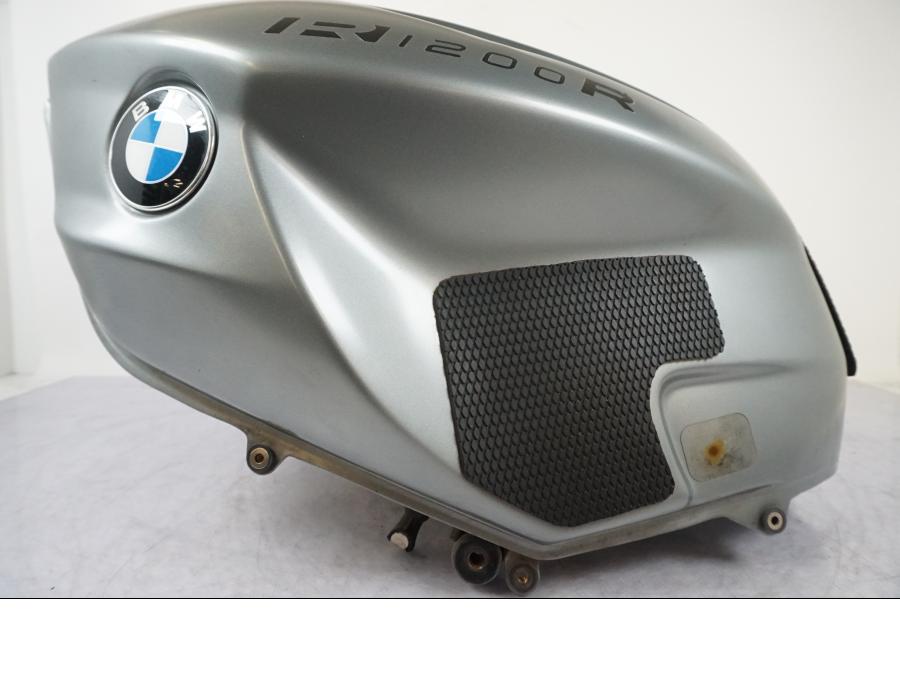 Snett uppifrån på Bensintank från en BMW R 1200 R -2007 motorcykel.