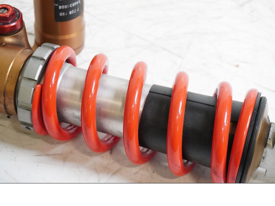 Höger sida på Stötdämpare från en BMW S 1000 RR -2013 motorcykel.