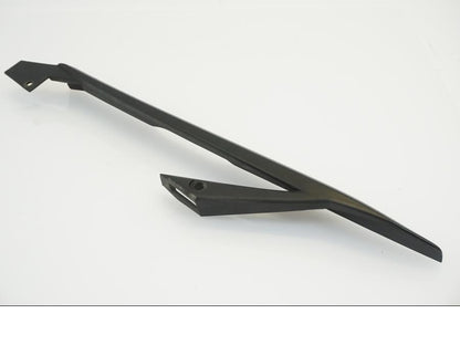 Baksidan på Kedjeskydd från en KTM 690 Duke -2012 motorcykel.