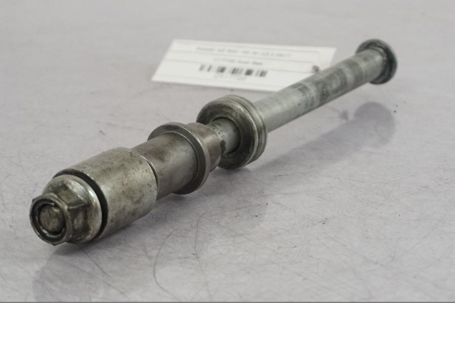 Baksidan på Axel från en Suzuki VZ 800 -2000 motorcykel.