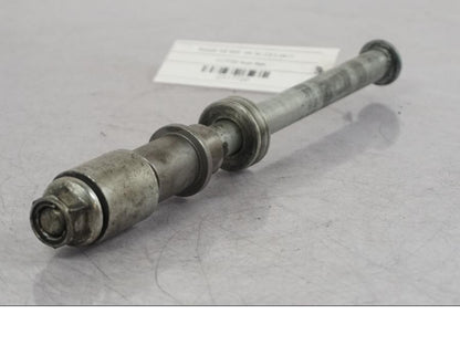 Baksidan på Axel från en Suzuki VZ 800 -2000 motorcykel.