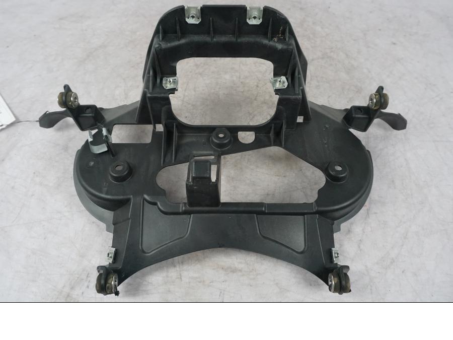 Framsidan på Instrumentpanelsfäste från en BMW K 1600 GTL -2015 motorcykel.