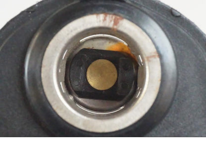 Vänster sida på El uttag 12 V från en KTM 390 Adventure -2021 motorcykel.