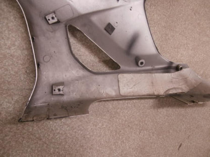 Snett nerifrån på Sidkåpa från en Suzuki GSX-R 1000 -2003 motorcykel.