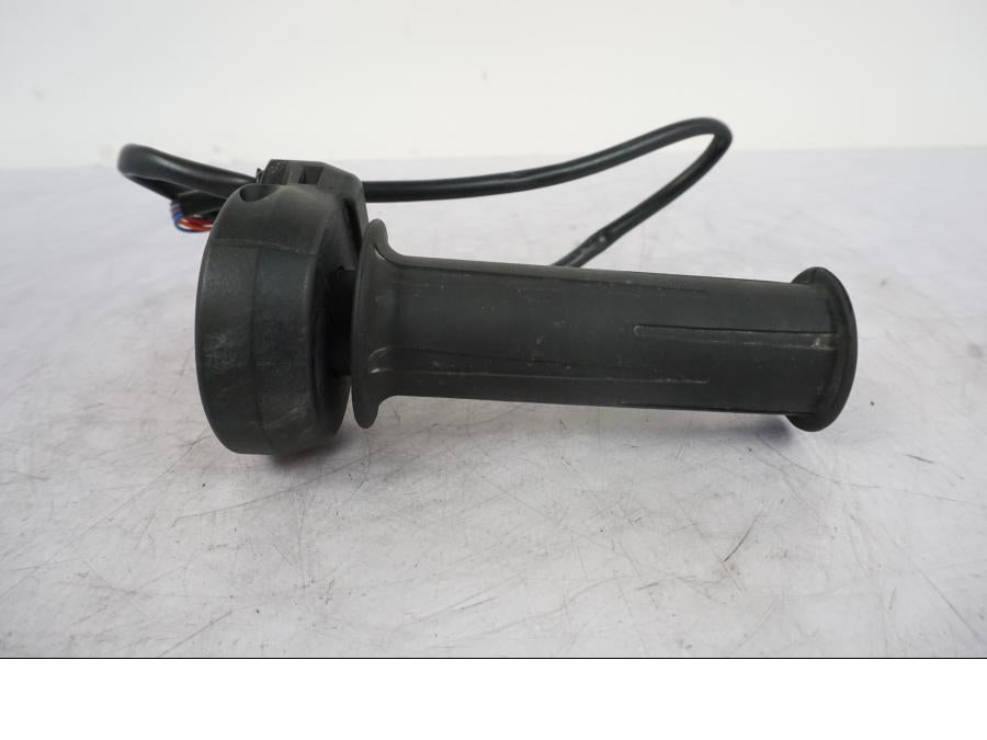 Framsidan på Gasreglage från en KTM 1290 Super Duke R -2023 motorcykel.