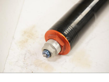 Snett uppifrån på Gaffelben från en Aprilia SL 1000 Falco -2000 motorcykel.