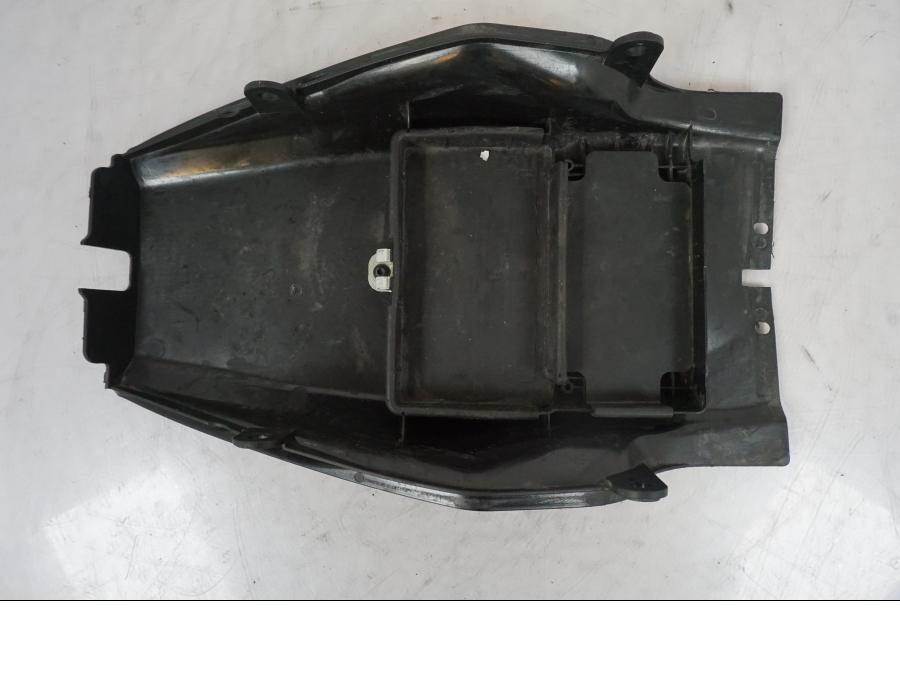 Vänster sida på Undertail från en KTM 690 Duke -2014 motorcykel.