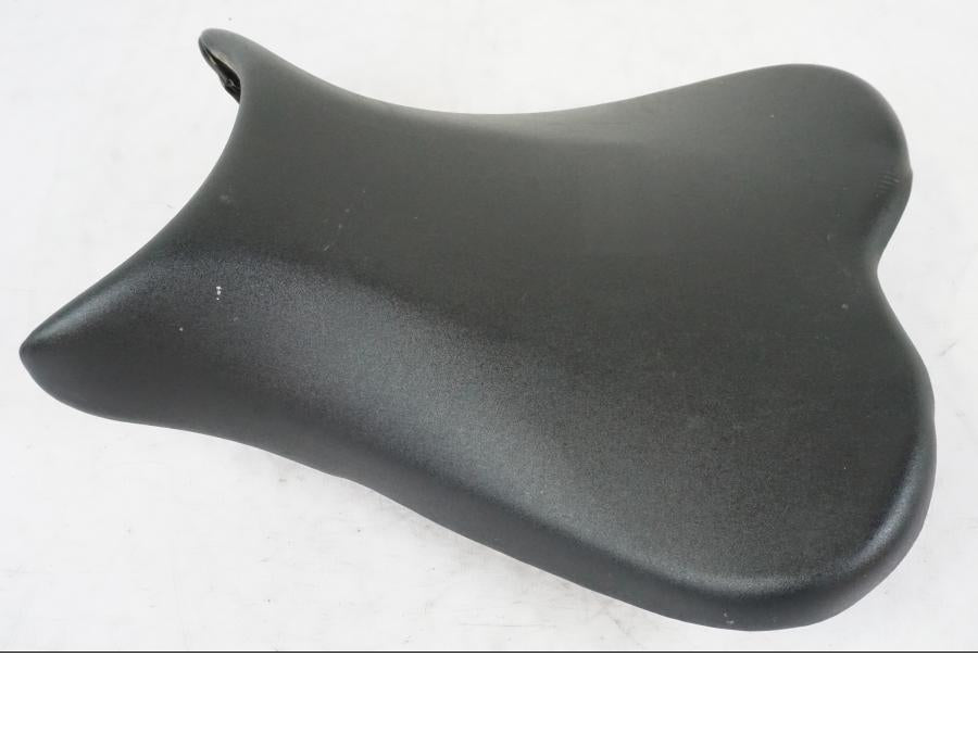 Snett nerifrån på Sadel från en Suzuki GSX-R 600 -2007 motorcykel.