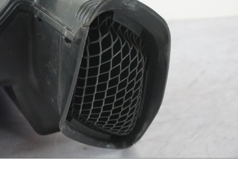 Baksidan på Luftrör från en Suzuki GSX-R 750 -2007 motorcykel.