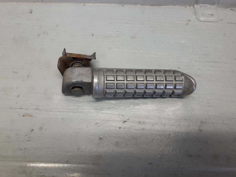 Framsidan på Fotpinne från en Kawasaki ZZR 1100 -1990 motorcykel.