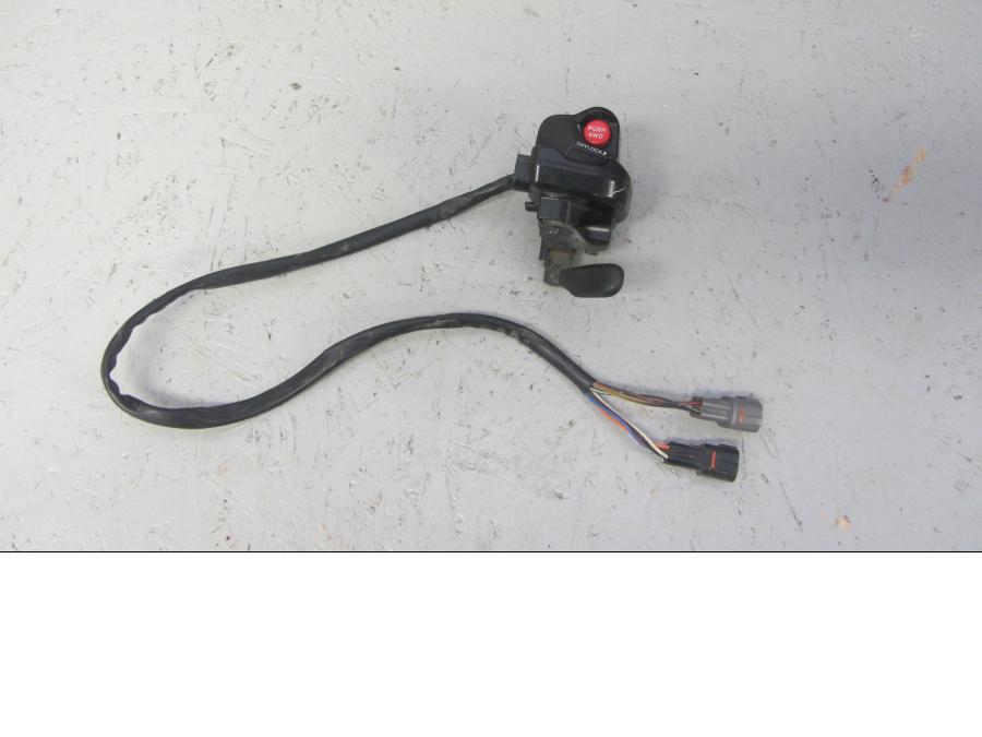 Framsidan på Styrelreglage från en Suzuki LTA 750 XP E -2009 motorcykel.