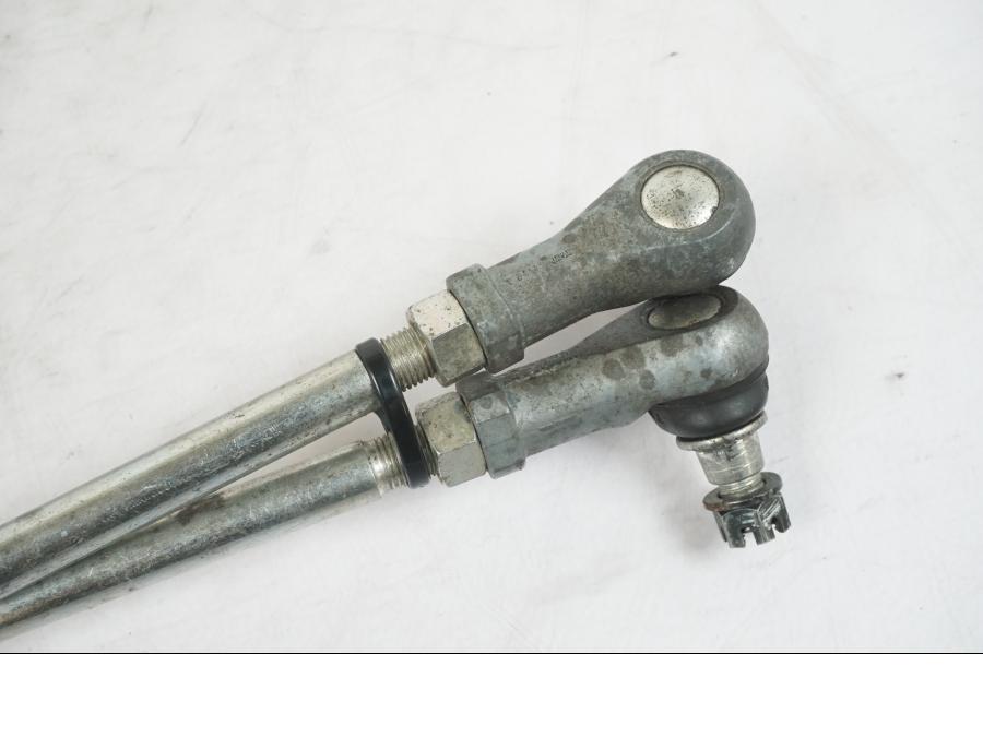 Vänster sida på Länkarm från en Suzuki LTA 750 XP E -2009 motorcykel.