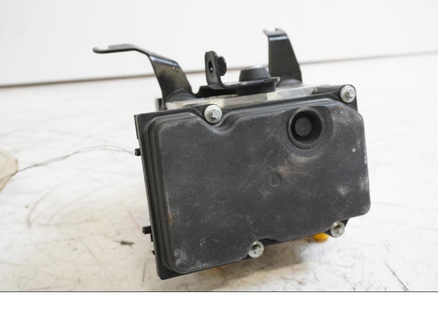 Framsidan på ABS Modulator från en BMW F 800 R -2010 motorcykel.