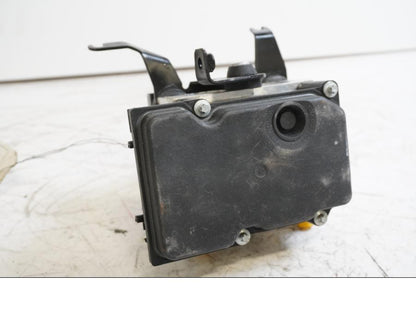 Framsidan på ABS Modulator från en BMW F 800 R -2010 motorcykel.