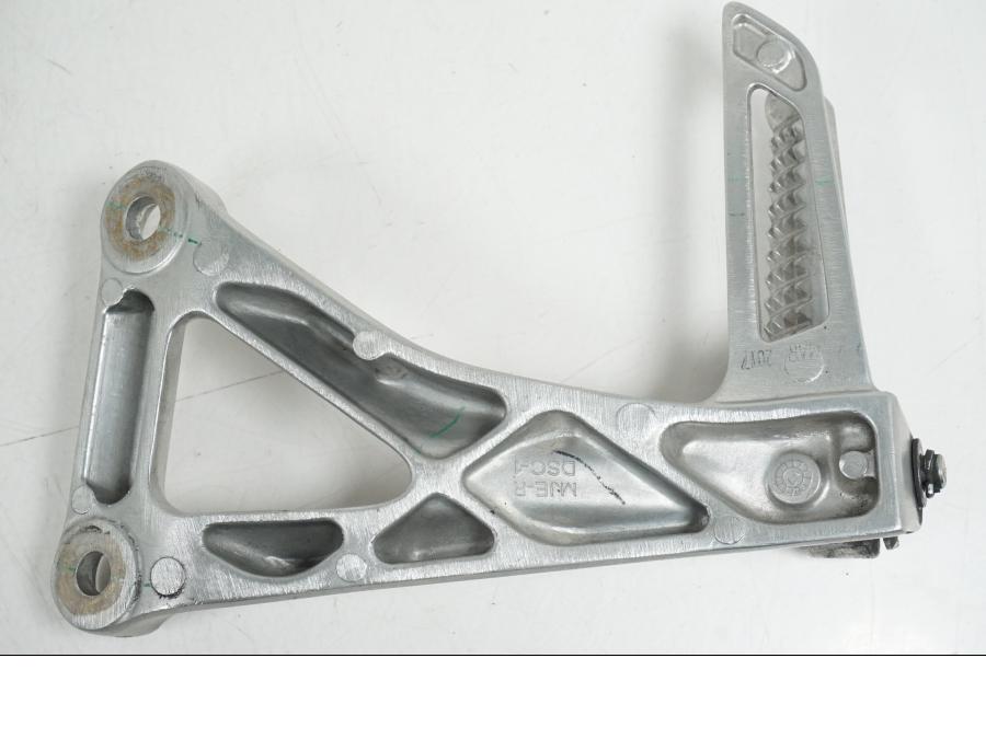 Höger sida på Fotpinne från en Honda CB 650 F Hornet -2017 motorcykel.