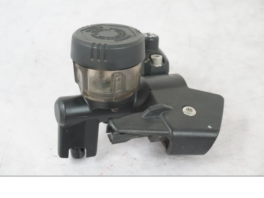 Framsidan på Kopplingshuvudcylinder från en BMW R 1200 GSA -2012 motorcykel.