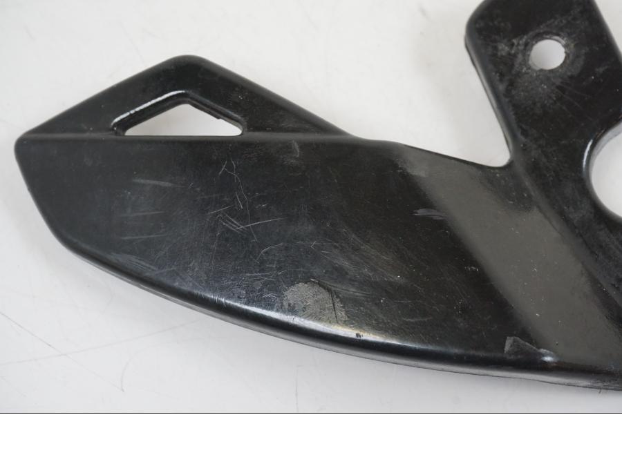 Baksidan på Fotpinnehälskydd från en Aprilia RS 125 -2008 motorcykel.