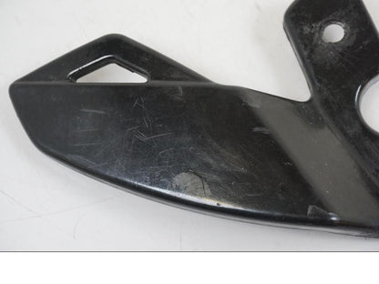 Baksidan på Fotpinnehälskydd från en Aprilia RS 125 -2008 motorcykel.