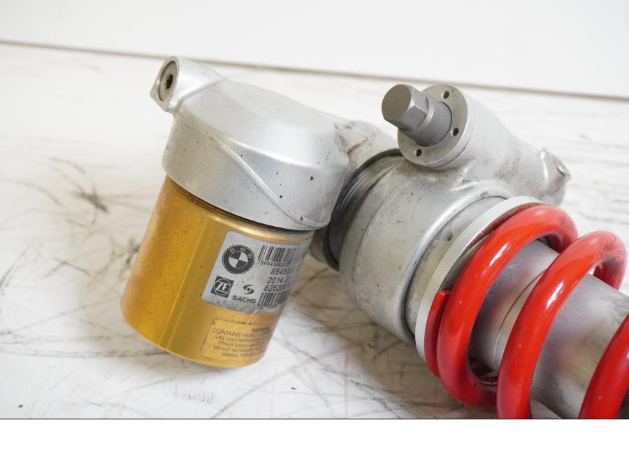 Snett uppifrån på Stötdämpare från en BMW S 1000 R -2015 motorcykel.