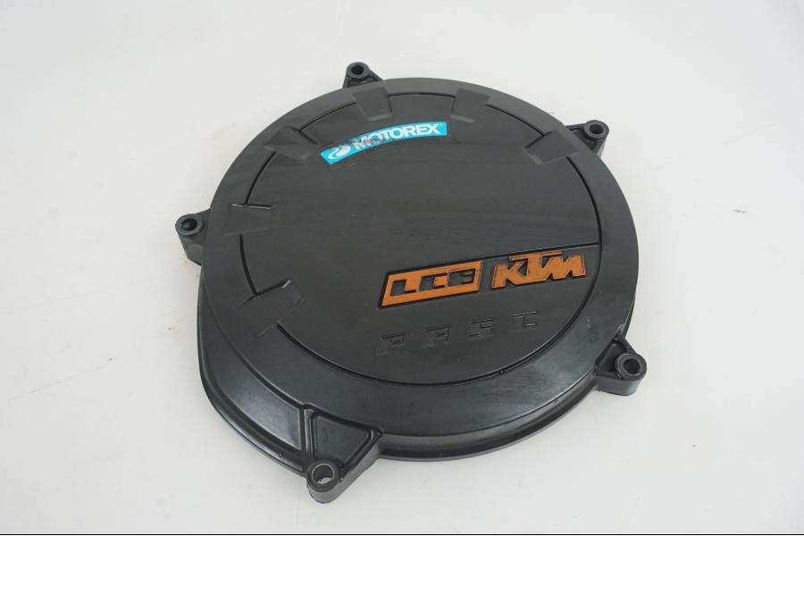 Framsidan på Kopplingskåpa från en KTM 1290 Super Duke R -2021 motorcykel.
