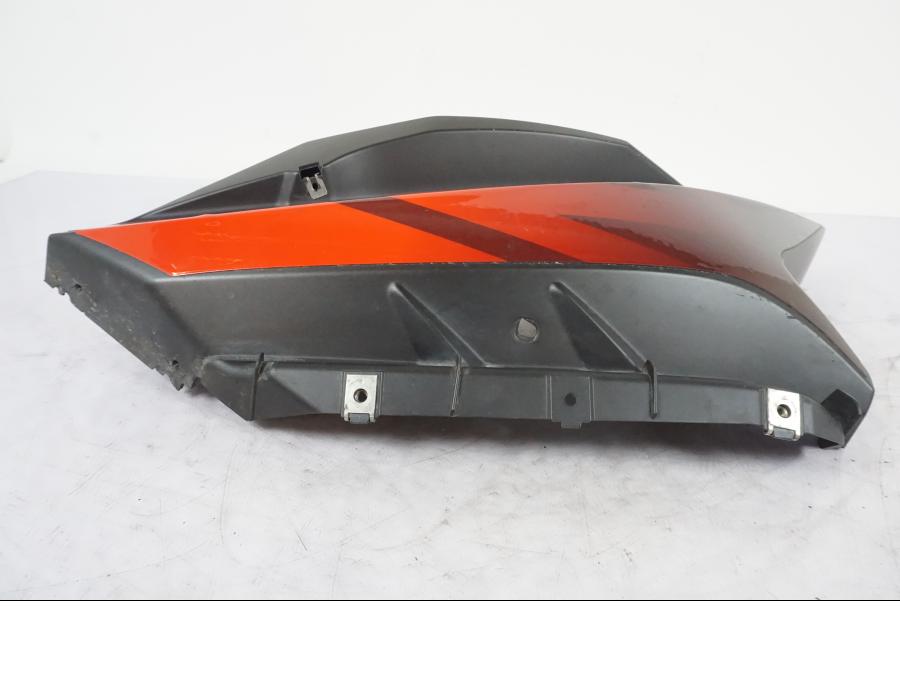 Baksidan på Sidkåpa från en Yamaha YZF-R 125 -2008 motorcykel.