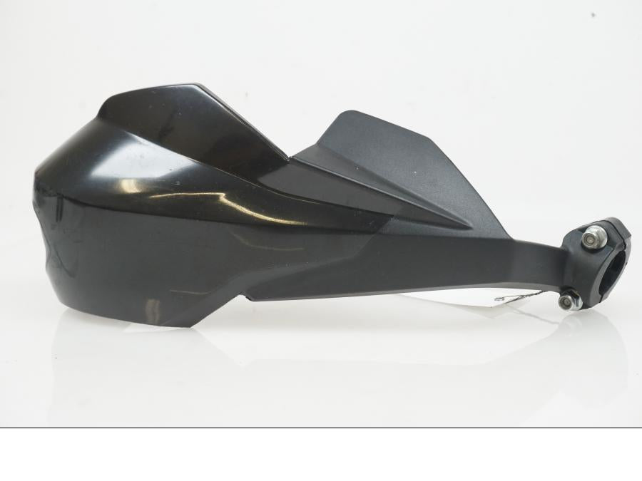 Framsidan på Handskydd från en KTM 1090 Adventure -2018 motorcykel.