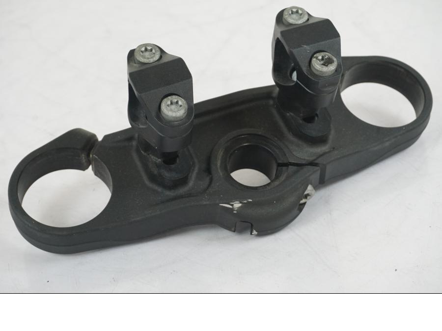 Framsidan på Gaffelkrona från en KTM 1290 Super Duke R -2018 motorcykel.