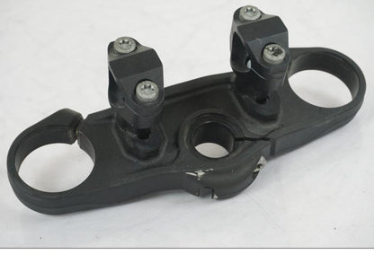 Framsidan på Gaffelkrona från en KTM 1290 Super Duke R -2018 motorcykel.