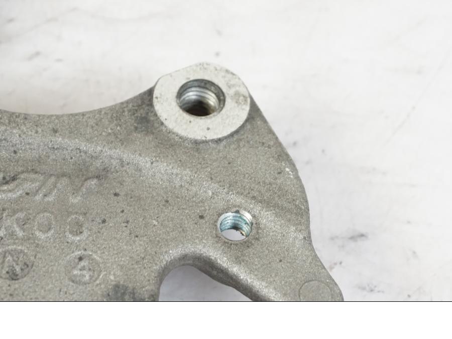 Vänster sida på Bromsoksfäste från en Suzuki GSX-S 1000 -2017 motorcykel.