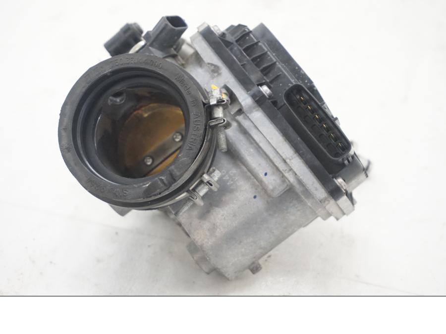 Baksidan på Spjällhus från en KTM 690 SMCR -2016 motorcykel.