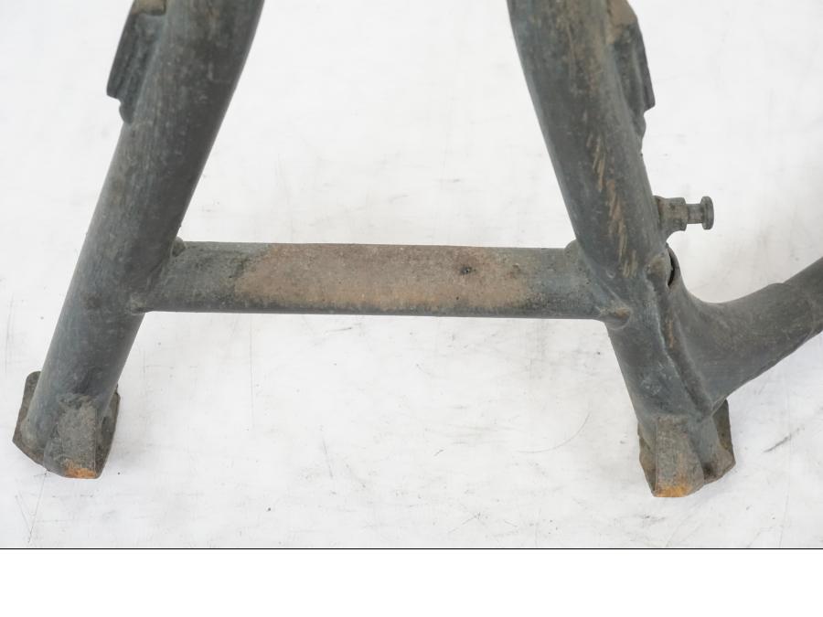 Höger sida på Centralstöd från en Honda NT 650 V -2002 motorcykel.