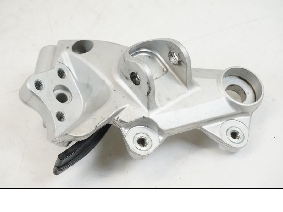 Framsidan på Fotpinnefäste från en Husqvarna 701 Supermoto -2020 motorcykel.