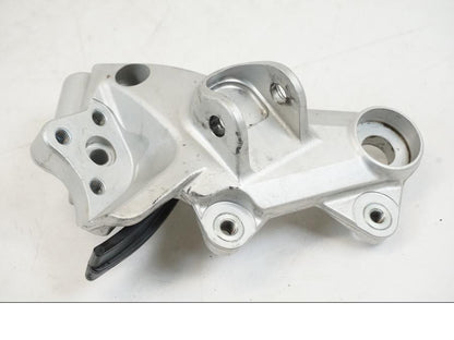 Framsidan på Fotpinnefäste från en Husqvarna 701 Supermoto -2020 motorcykel.