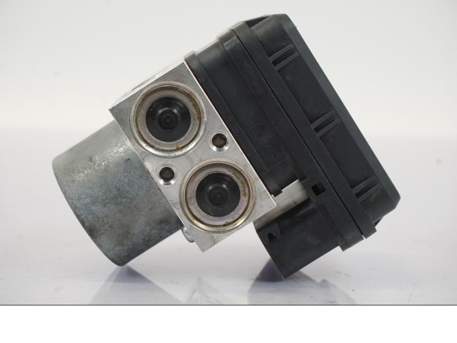 Vänster sida på ABS Modulator från en Yamaha MT-07 -2016 motorcykel.