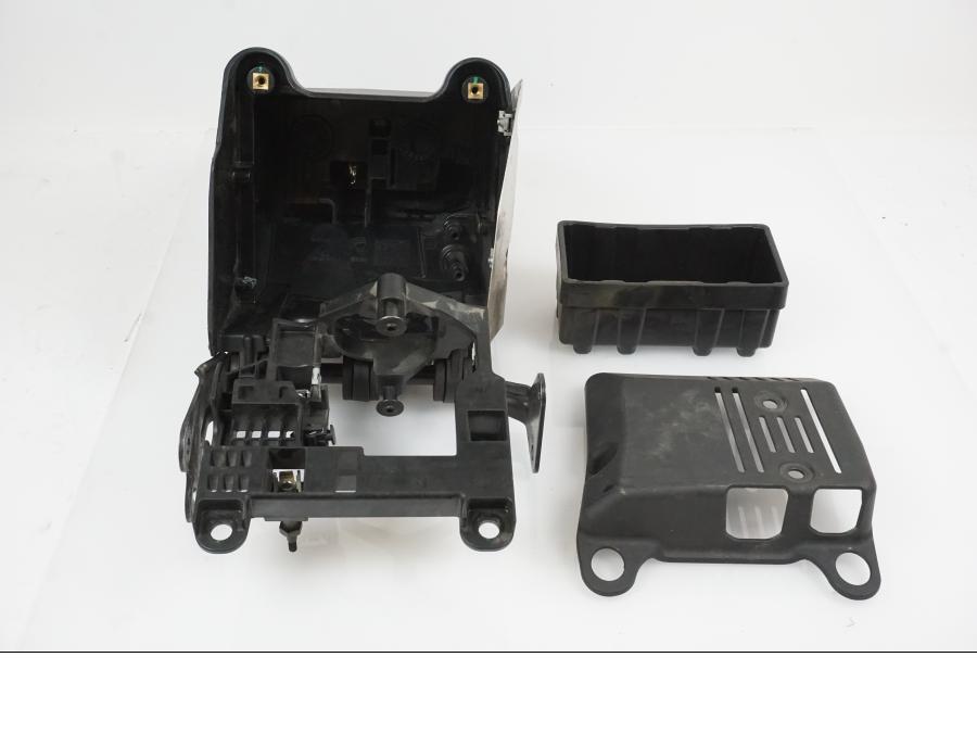 Baksidan på Batterihållare från en Ducati Monster 1200 -2016 motorcykel.