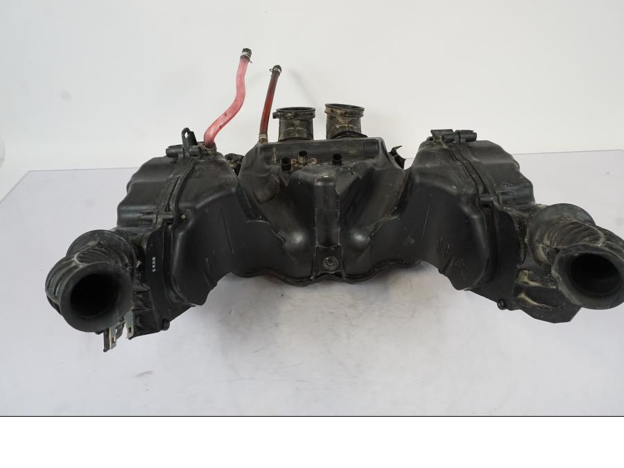 Vänster sida på Luftburk från en Honda CRF 1000 Africa Twin -2016 motorcykel.