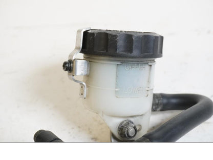 Höger sida på Bromshuvudcylinder från en Triumph Daytona 650 -2005 motorcykel.