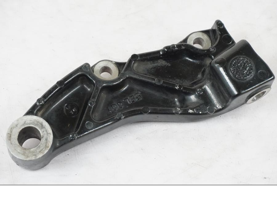 Snett uppifrån på Bromsoksfäste från en Yamaha XVS 1100 -2000 motorcykel.