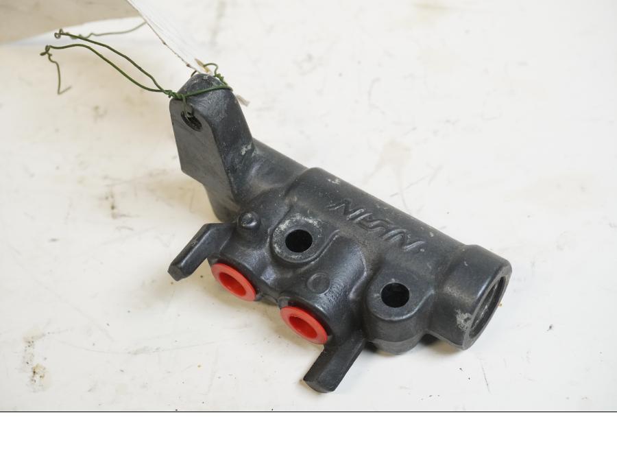 Framsidan på Bromsfördelare från en Honda CBR 1100 XX -2004 motorcykel.