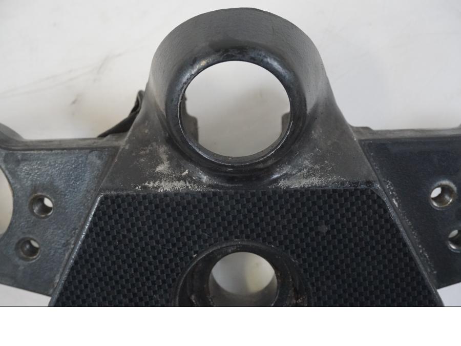 Snett nerifrån på Gaffelkrona från en Kawasaki ZZR 1100 -1994 motorcykel.