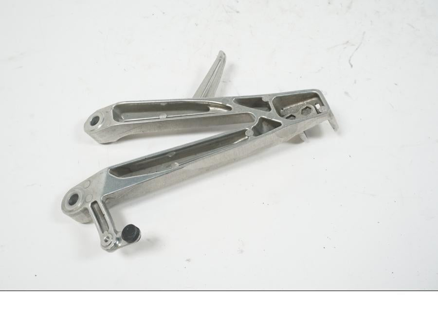 Höger sida på Fotpinnefäste från en Honda CBR 1000 RR -2004 motorcykel.