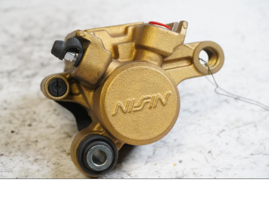 Framsidan på Bromsok från en Triumph Street Triple -2011 motorcykel.