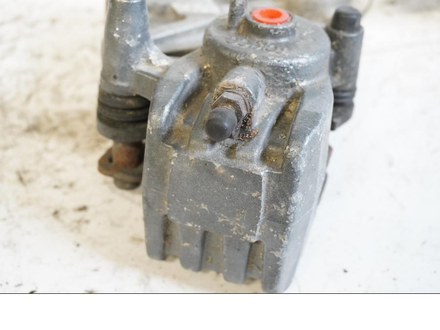 Baksidan på Bromsok från en Kawasaki ZX-6R -1996 motorcykel.