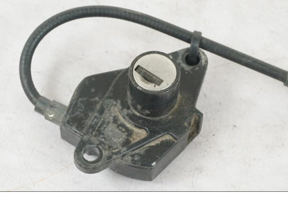 Snett uppifrån på Sadellåsmekanism från en Triumph Tiger Explorer -2013 motorcykel.