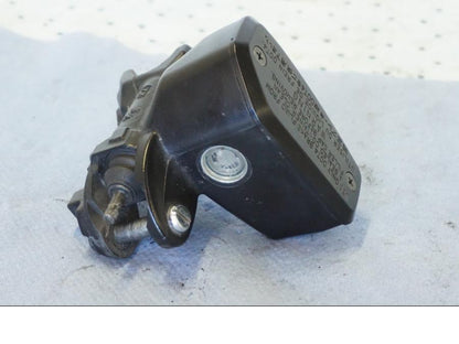 Framsidan på Bromshuvudcylinder från en Suzuki GSX 1300 BK -2008 motorcykel.