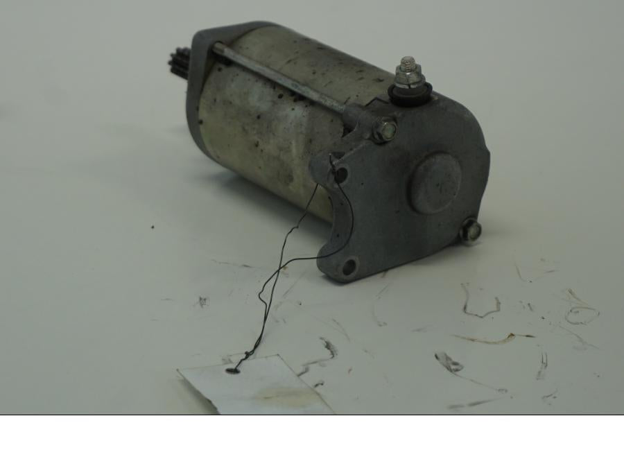 Vänster sida på Startmotor från en Suzuki DL 1000 -2016 motorcykel.