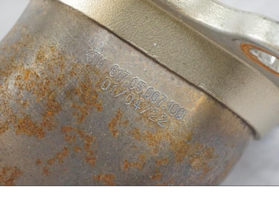 Höger sida på Grenrör från en KTM 1290 Super Duke R -2022 motorcykel.