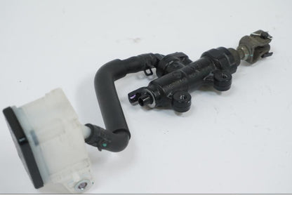 Baksidan på Bromshuvudcylinder från en Honda CB 650 R -2019 motorcykel.