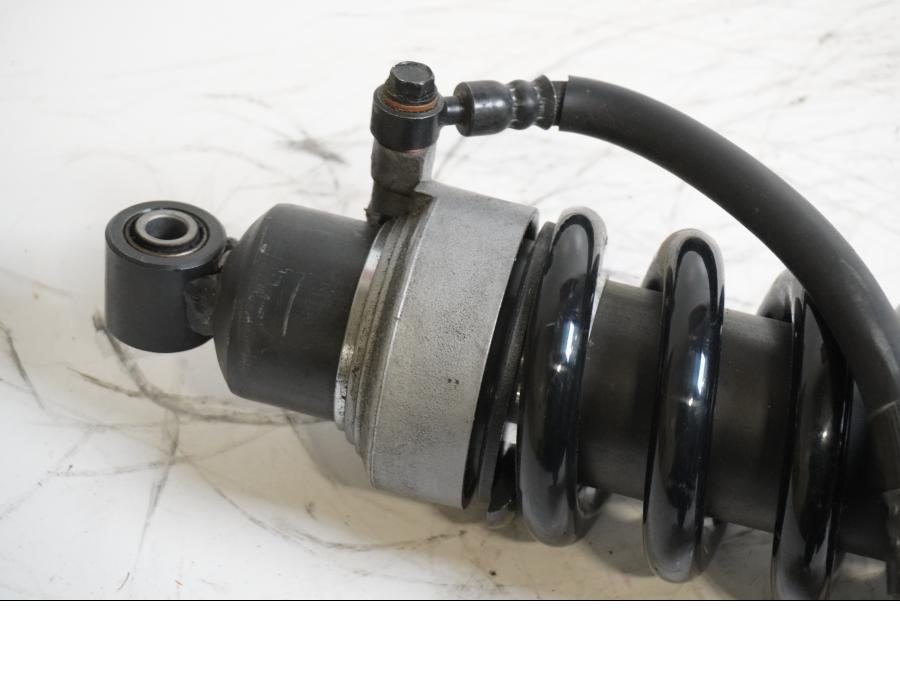 Baksidan på Stötdämpare från en Triumph Sprint GT -2011 motorcykel.