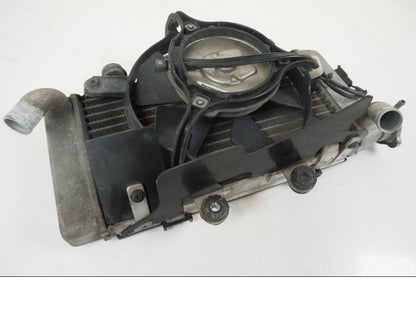 Höger sida på Vattenkyl från en Honda XL 1000 V -2008 motorcykel.